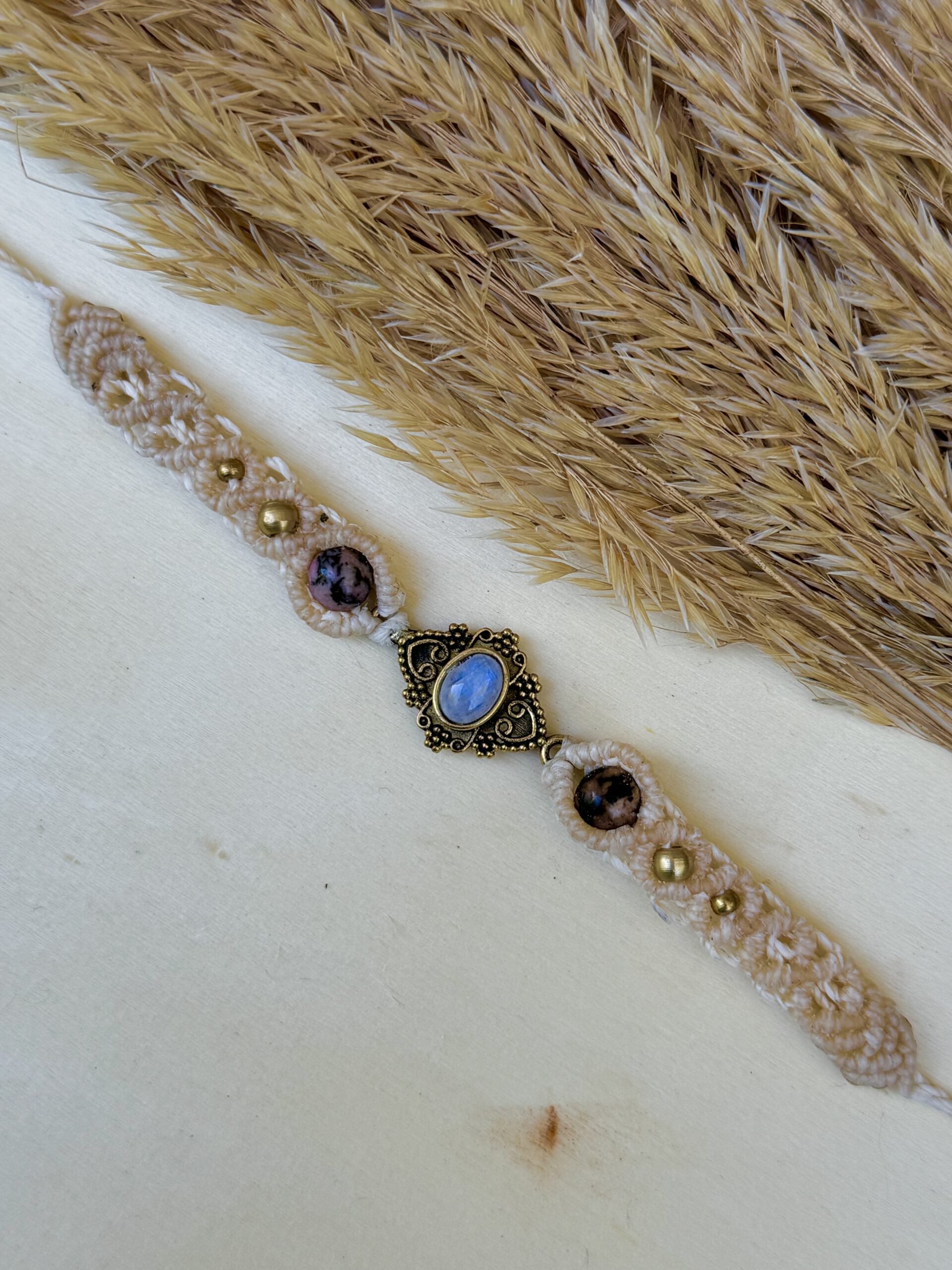 candice-mary-micro-macrame-creatrice-artisanat-lithotherapie-rochefort-du-gard-bracelet-pierre-lune