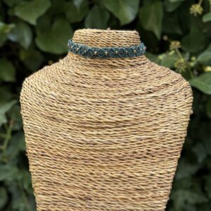 candice-mary-micro-macrame-creatrice-artisanat-lithotherapie-rochefort-du-gard-collier-ras-du-cou