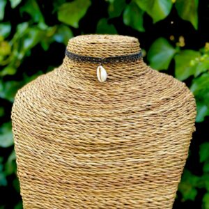 candice-mary-micro-macrame-creatrice-artisanat-lithotherapie-rochefort-du-gard-ras-du-cou-coquillage