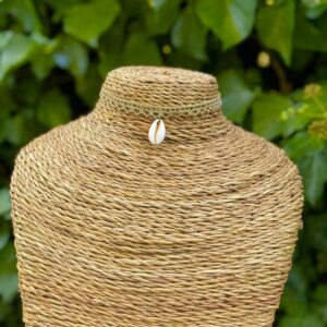 candice-mary-micro-macrame-creatrice-artisanat-lithotherapie-rochefort-du-gard-ras-du-cou-coquillage