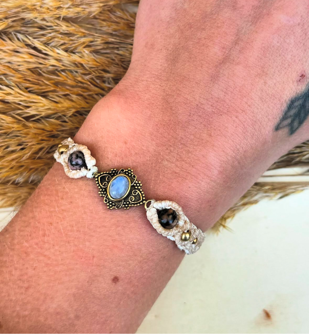 candice-mary-micro-macrame-creatrice-artisanat-lithotherapie-rochefort-du-gard-bracelet-pierre-lune