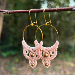 candice-mary-micro-macrame-creatrice-artisanat-lithotherapie-rochefort-du-gard-boucle-oreille-or