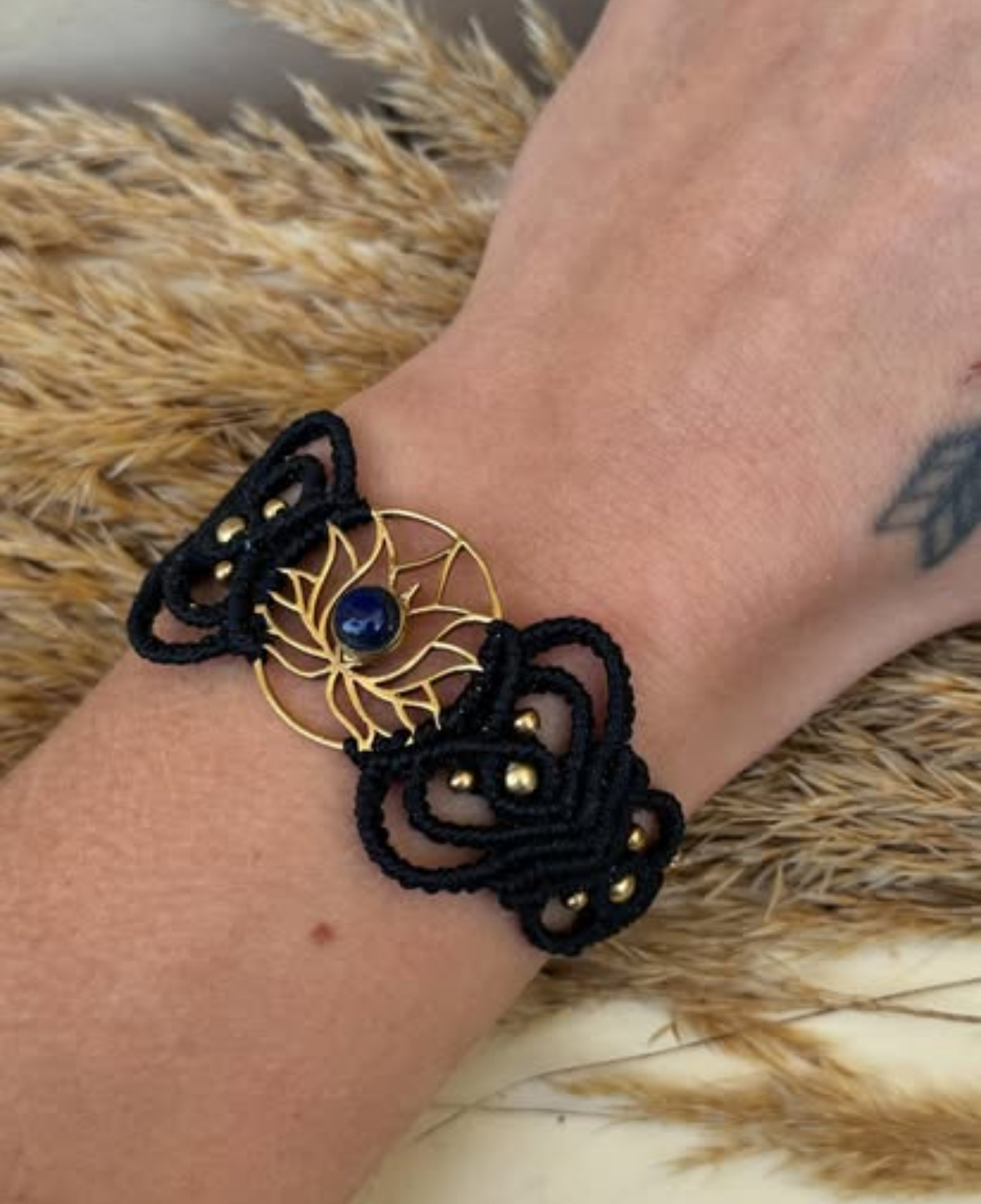 candice-mary-micro-macrame-creatrice-artisanat-lithotherapie-rochefort-du-gard-bracelet-lapiz-lazuli