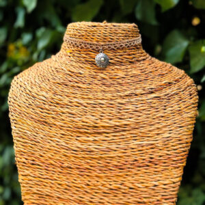 candice-mary-micro-macrame-creatrice-artisanat-lithotherapie-rochefort-du-gard-ras-du-cou