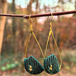 candice-mary-micro-macrame-creatrice-artisanat-lithotherapie-rochefort-du-gard-boucle-oreille-laiton-or