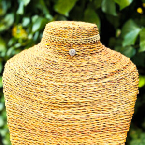 candice-mary-micro-macrame-creatrice-artisanat-lithotherapie-rochefort-du-gard-ras-du-cou