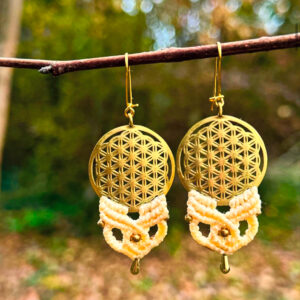 candice-mary-micro-macrame-creatrice-artisanat-lithotherapie-rochefort-du-gard-boucle-oreille-laiton-or-fleur-de-vie