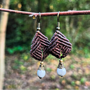 candice-mary-micro-macrame-creatrice-artisanat-lithotherapie-rochefort-du-gard-boucle-oreille-larme-de-job