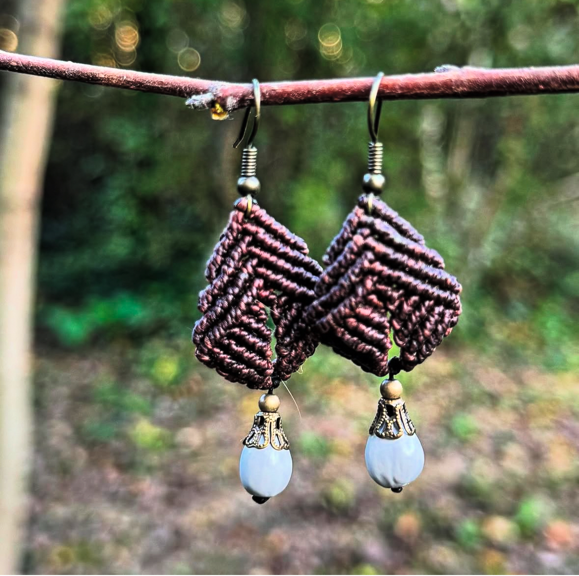 candice-mary-micro-macrame-creatrice-artisanat-lithotherapie-rochefort-du-gard-boucle-oreille-larme-de-job