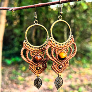 candice-mary-micro-macrame-creatrice-artisanat-lithotherapie-rochefort-du-gard-boucle-oreille-laiton-ethnique-oeil-tigre