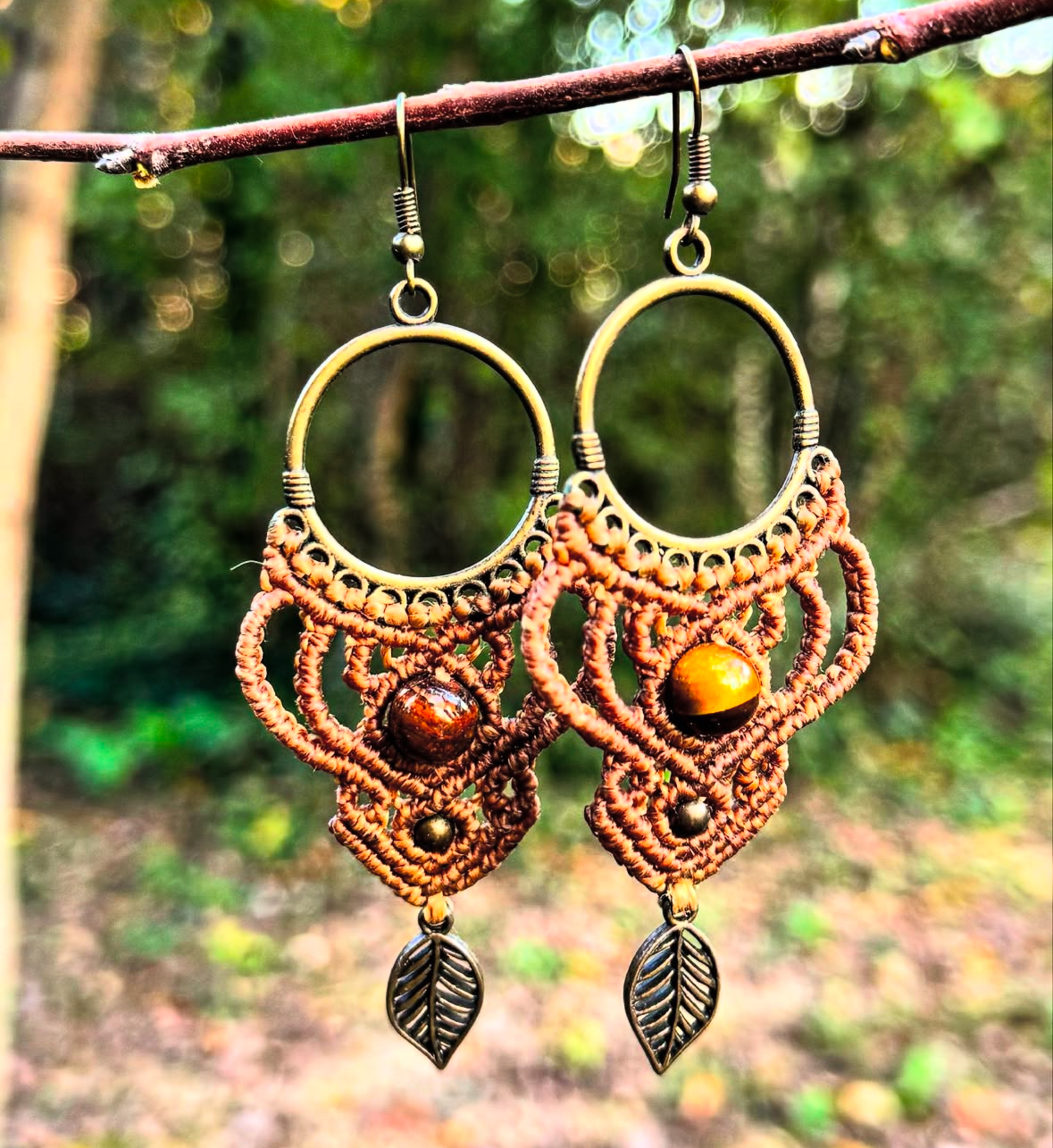 candice-mary-micro-macrame-creatrice-artisanat-lithotherapie-rochefort-du-gard-boucle-oreille-laiton-ethnique-oeil-tigre