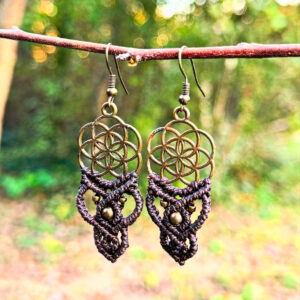candice-mary-micro-macrame-creatrice-artisanat-lithotherapie-rochefort-du-gard-boucle-oreille-fleur-de-vie