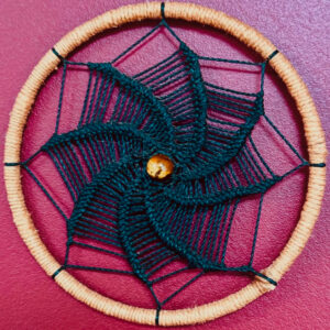 candice-mary-micro-macrame-creatrice-artisanat-lithotherapie-rochefort-du-gard-decoration-mandala-oeil-tigre