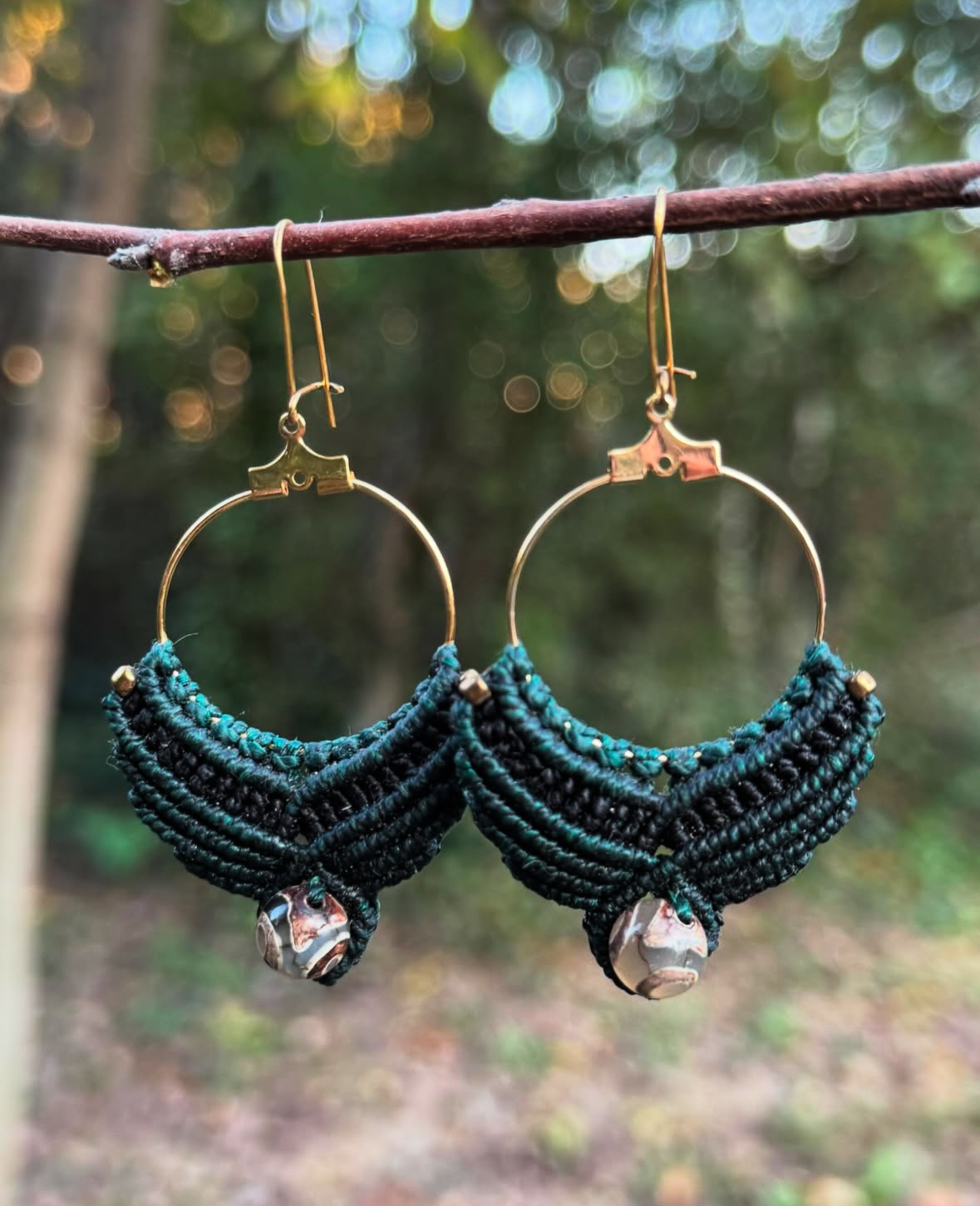 candice-mary-micro-macrame-creatrice-artisanat-lithotherapie-rochefort-du-gard-boucle-oreille-agate-or
