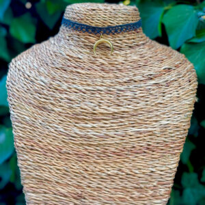 candice-mary-micro-macrame-creatrice-artisanat-lithotherapie-rochefort-du-gard-ras-du-cou-lune-laiton