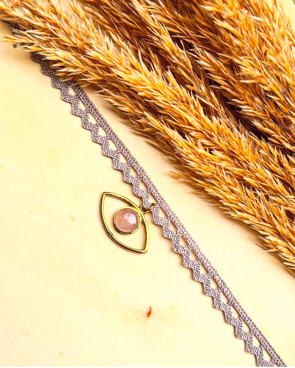 candice-mary-micro-macrame-creatrice-artisanat-lithotherapie-rochefort-du-gard-collier-ras-du-cou