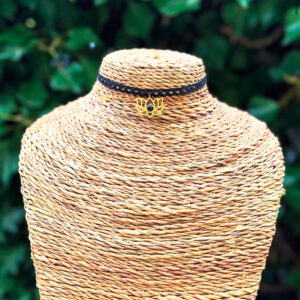 candice-mary-micro-macrame-creatrice-artisanat-lithotherapie-rochefort-du-gard-collier-ras-du-cou