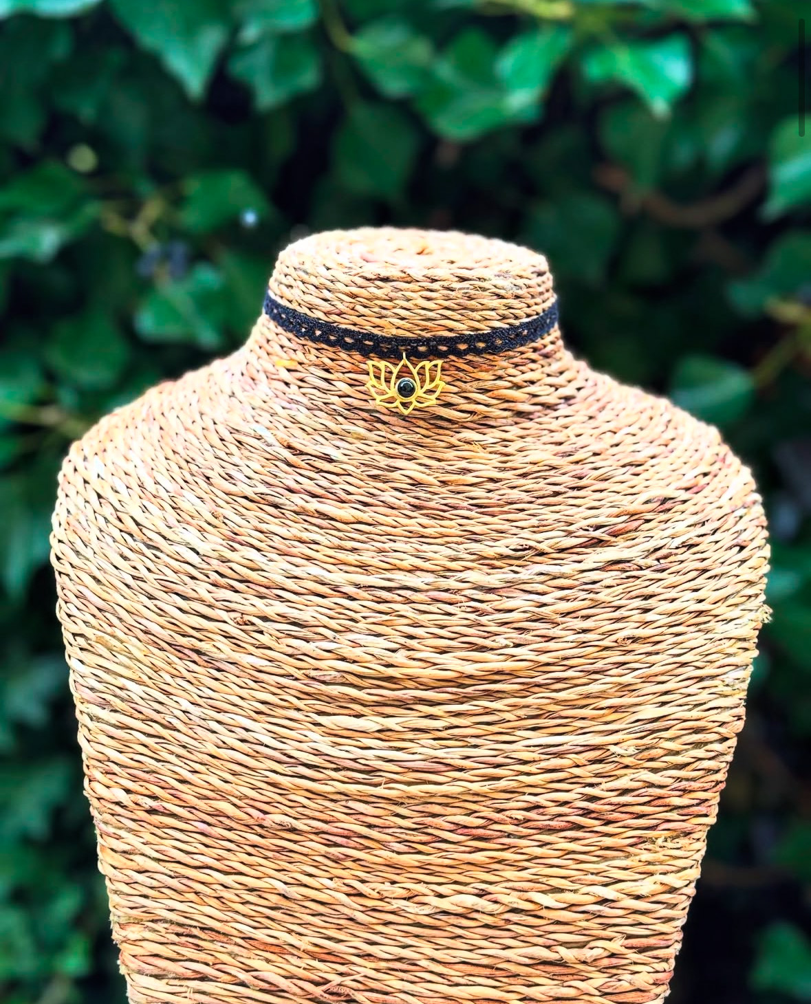 candice-mary-micro-macrame-creatrice-artisanat-lithotherapie-rochefort-du-gard-collier-ras-du-cou