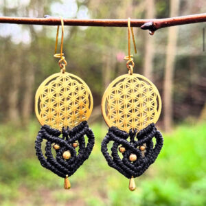 candice-mary-micro-macrame-creatrice-artisanat-lithotherapie-rochefort-du-gard-boucle-oreille-fleur-de-vie