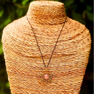 candice-mary-micro-macrame-creatrice-artisanat-lithotherapie-rochefort-du-gard-collier-ras-du-cou