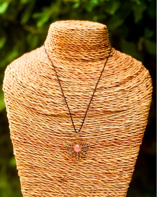 candice-mary-micro-macrame-creatrice-artisanat-lithotherapie-rochefort-du-gard-collier-ras-du-cou