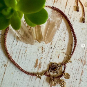 candice-mary-micro-macrame-creatrice-artisanat-lithotherapie-rochefort-du-gard-collier-ras-du-cou