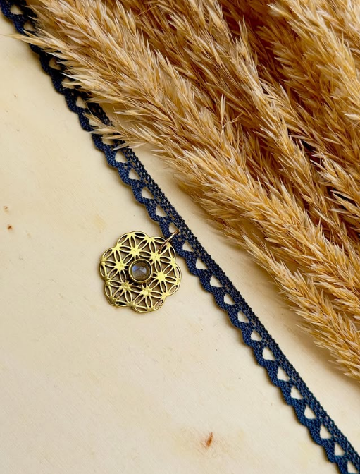 candice-mary-micro-macrame-creatrice-artisanat-lithotherapie-rochefort-du-gard-collier-ras-du-cou